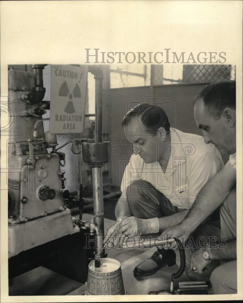 1960 Press Photo Louisiana State University scientists use radioactive isotopes