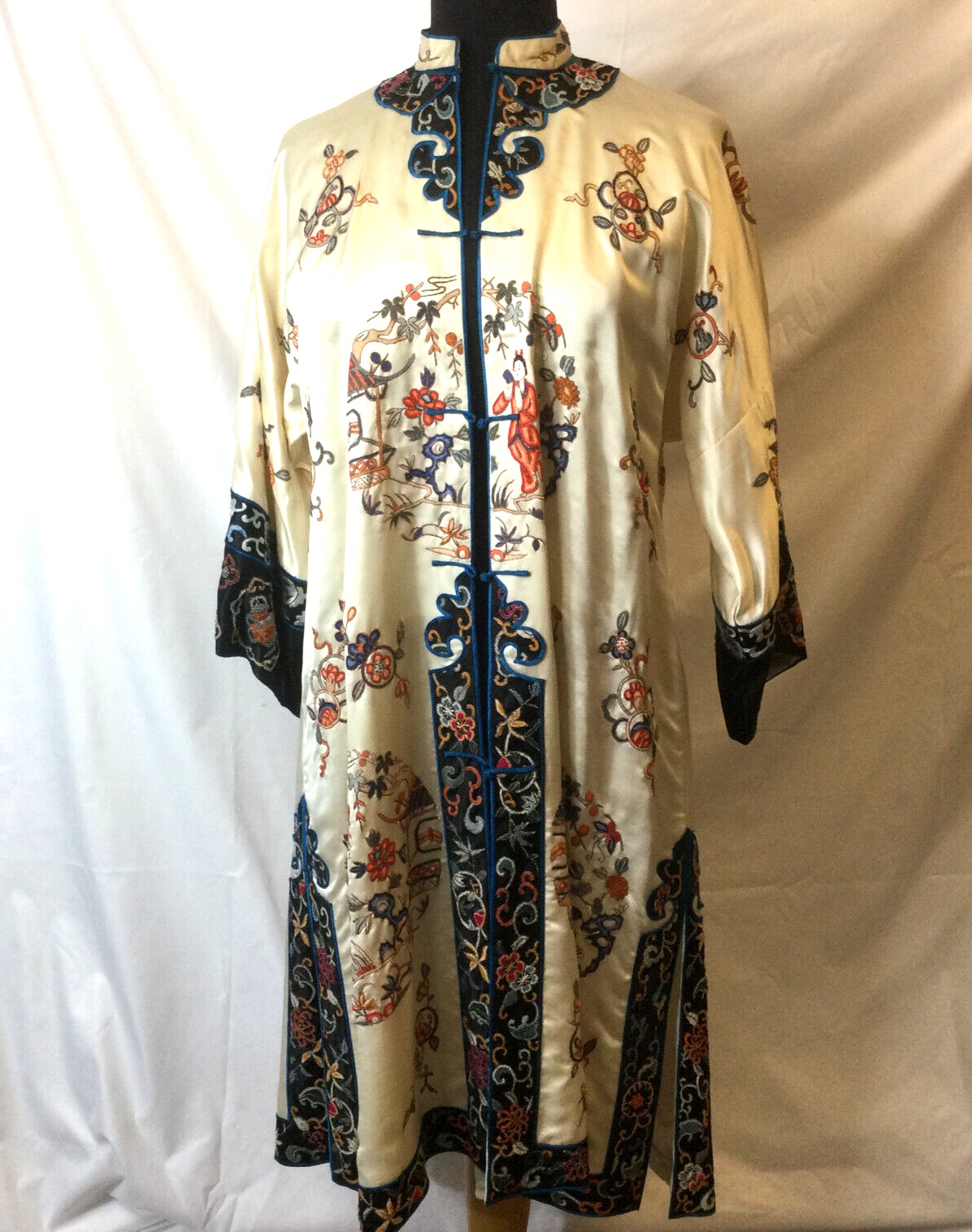 Pristine 20th C Vintage Chinese Off White Embroidered Figures Flowers Silk Robe