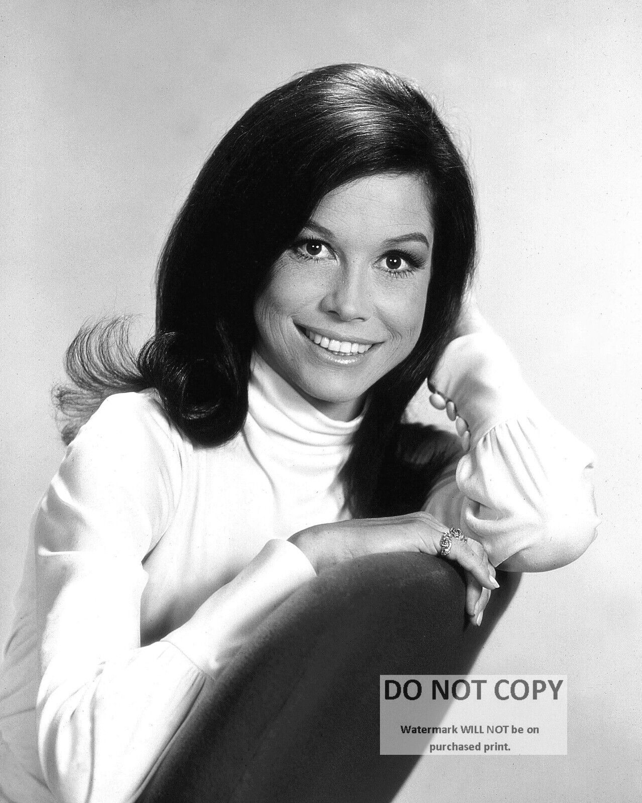 ACTRESS MARY TYLER MOORE - 8X10 PUBLICITY PHOTO (ZY-839)