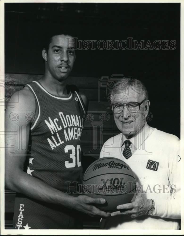 1985 Press Photo UCLA John Wooden & Irving Taylor College All American