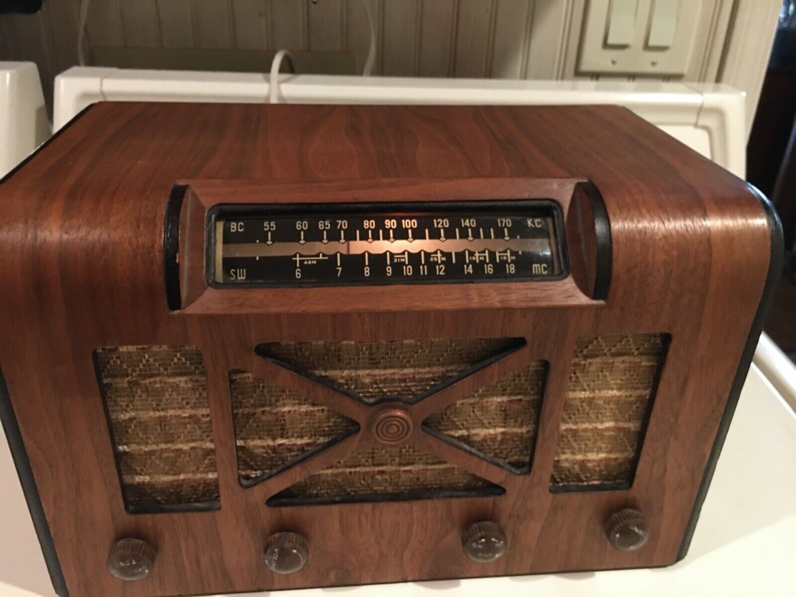 Vintage Radio TRAV-LER wood tabletop tube ,