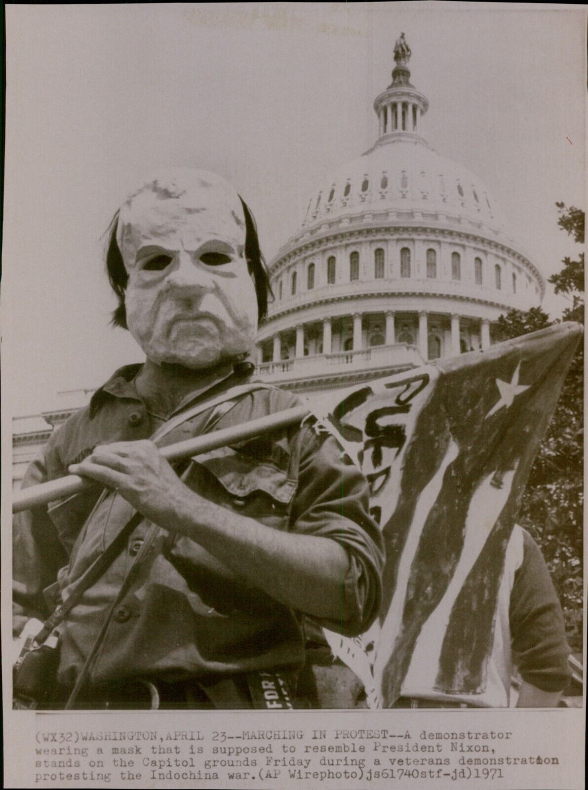 LG856 1971 Wire Photo MARCHING IN PROTEST Richard Nixon Face Mask Washington DC