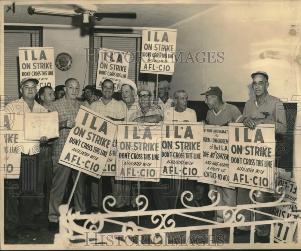 1964 Press Photo Local 1418 longshoremen with picket signs at 226 1/2 Crossman