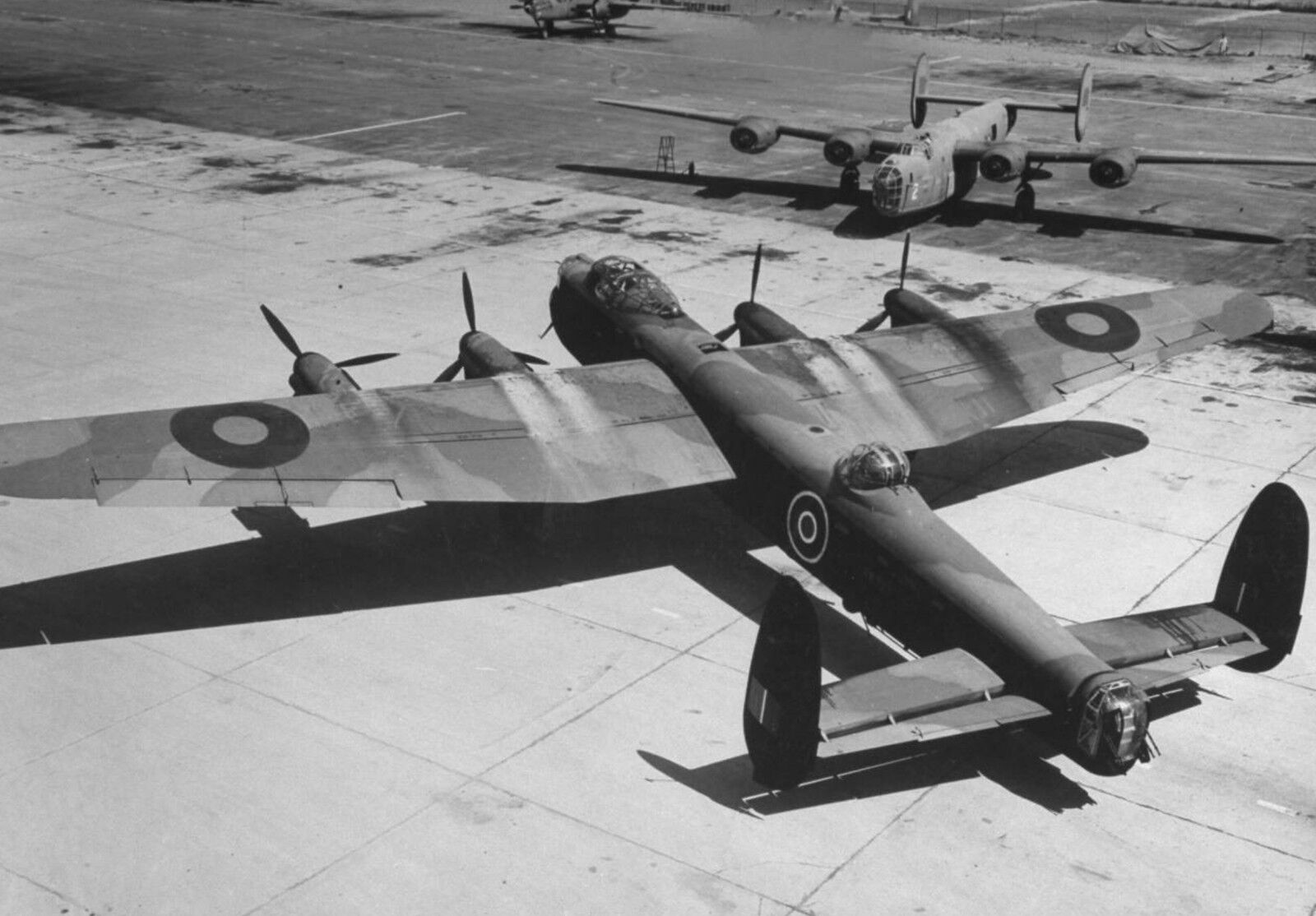 WW2  Photo WWII RAF Avro Lancaster Heavy Bomber England  World War Two /5328