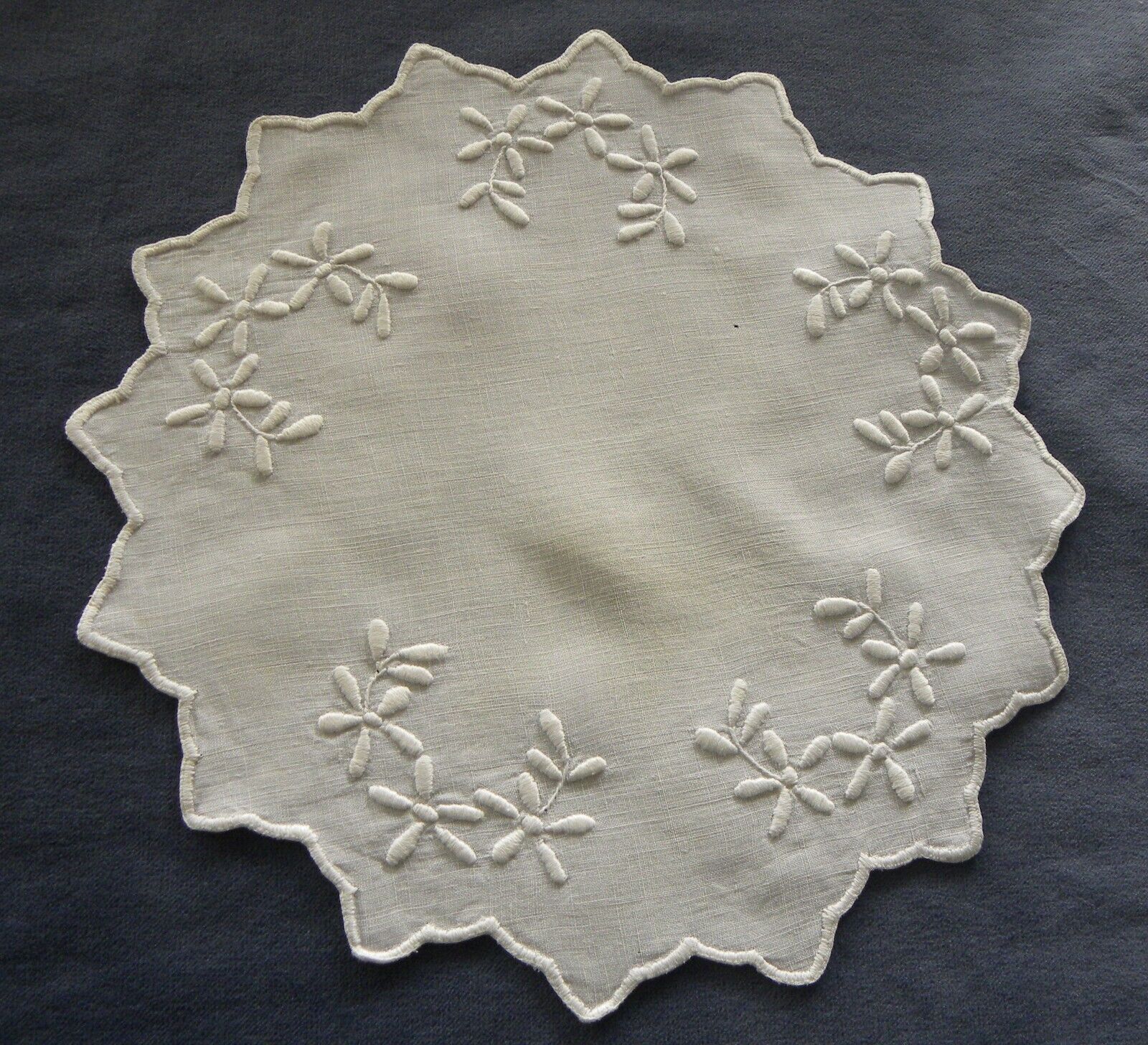 Vintage White Floral Scalloped Embroidered 10.5\