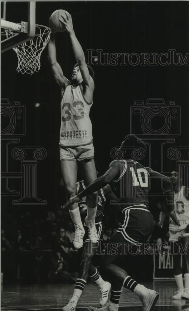 1977 Press Photo Marquette's Bernard Toone jumps to make a shot, Basketball
