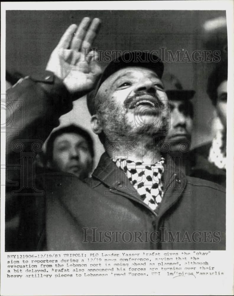 1983 Press Photo PLO Leader Yasser Arafat gives the \