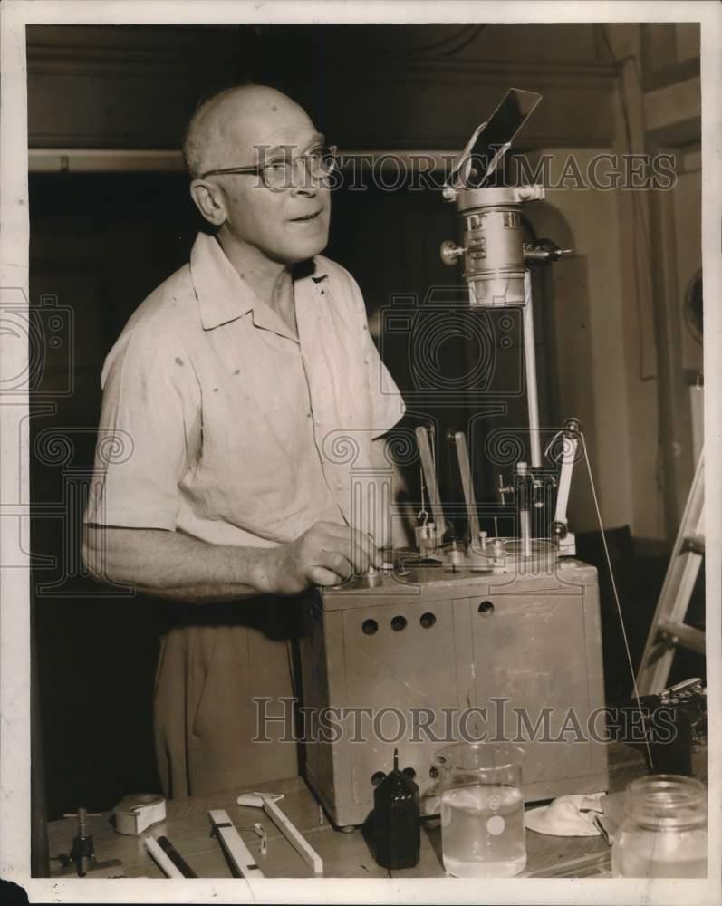 1959 Press Photo Dr. Richard M. Sutton at Loyola Meeting - nod01069