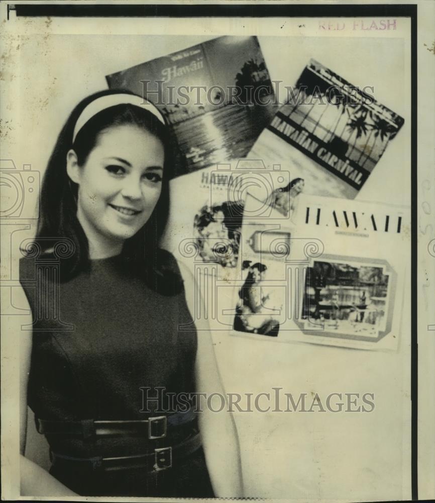 1969 Press Photo Pat Dupre, Miss Louisiana from Washington, poses by posters