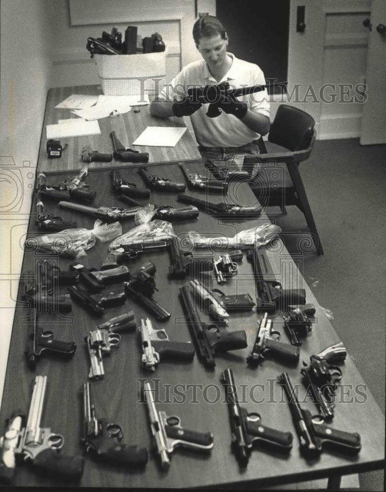 1991 Press Photo ATF Agent David J. Darin, with stolen guns, Milwaukee