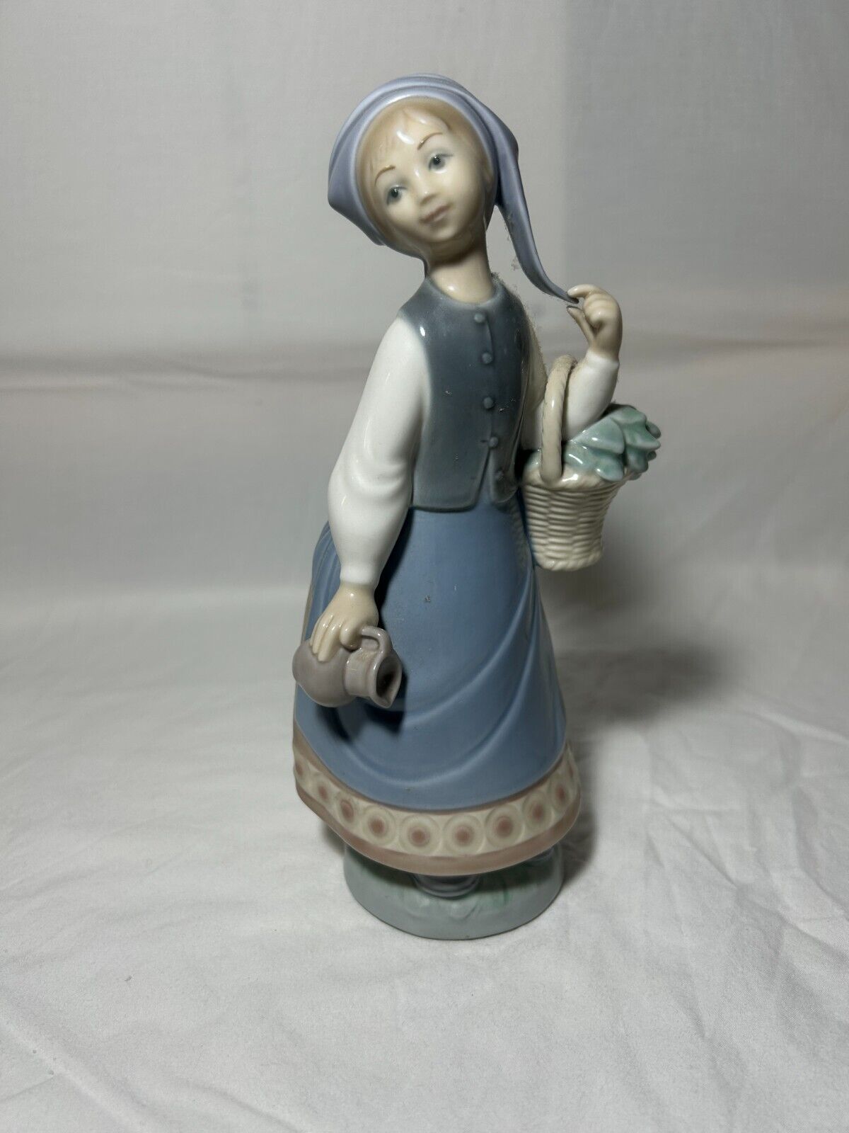 NEW, MINT, RARE, RETIRED, Lladro #5024 “Woman With Scarf” Glazed. CRV $415.00