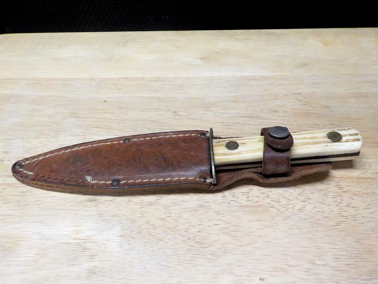 VINTAGE 1950s BONE (?) HANDLE HUNTING KNIFE WITH LEATHER SHEAF  PREOWNED