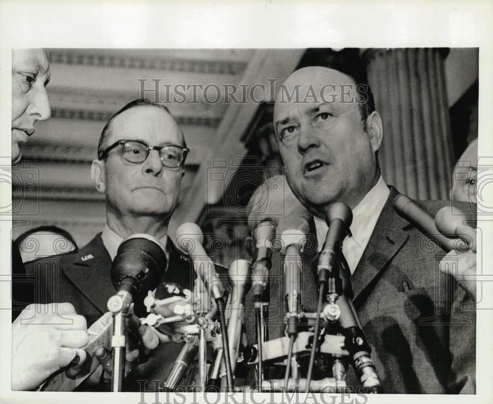 1970 Press Photo Defense Secretary Melvin Laird talks to press at Capitol Hill