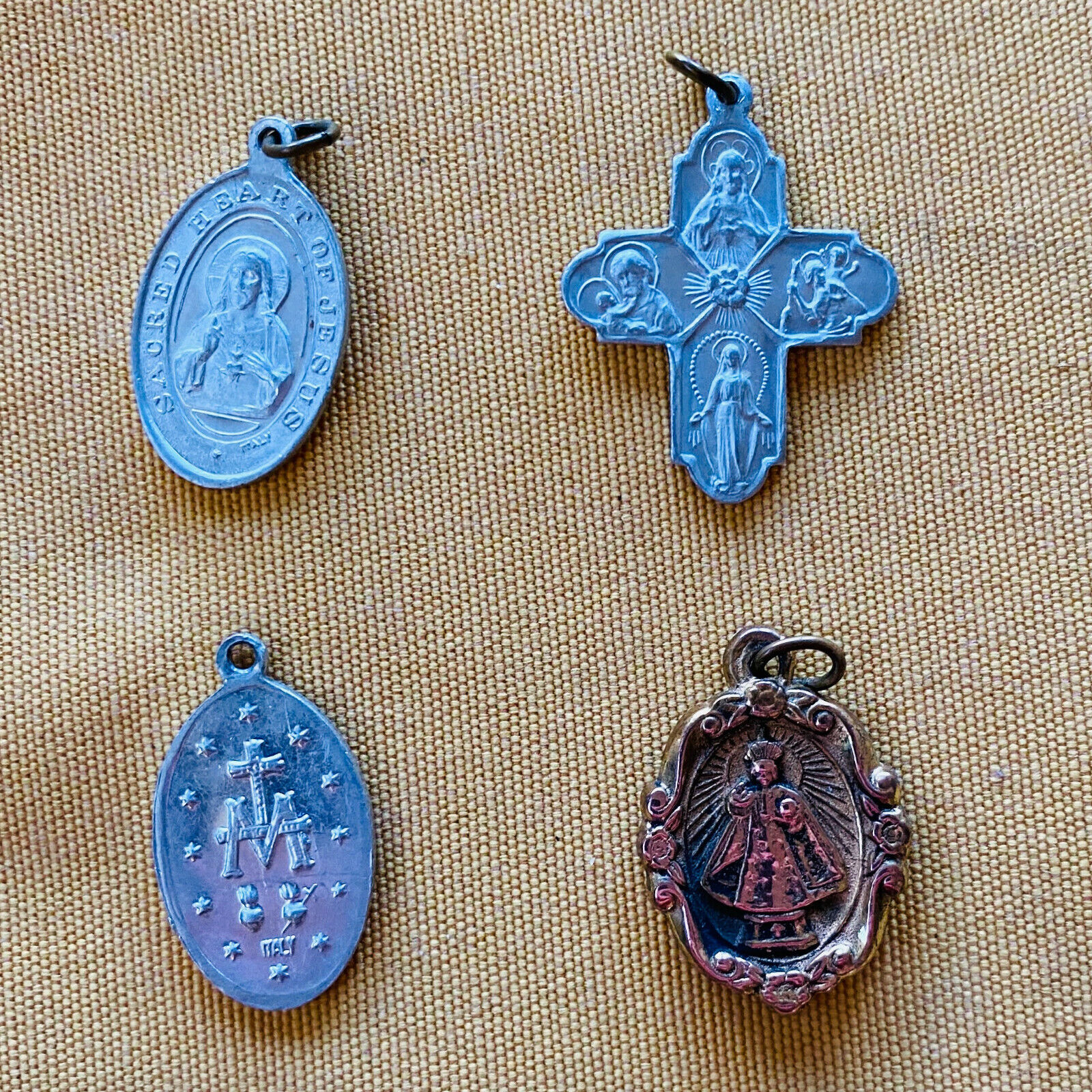 4 Vtg Religious Christian Medals Ifnfant Jesus Of Prague Our Lady Of Carmel Mary