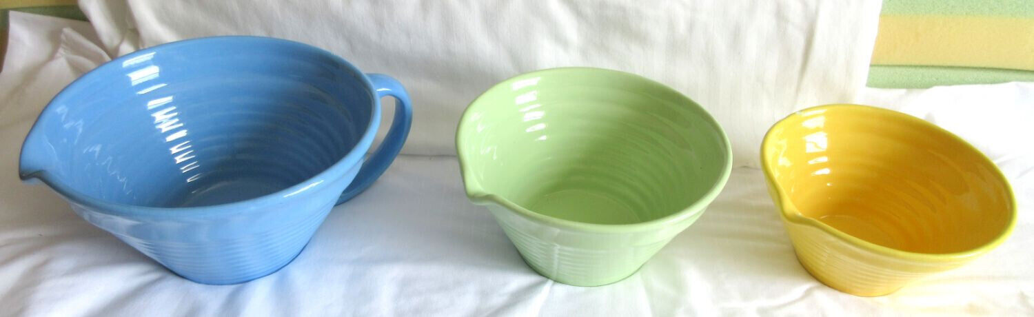Set of 3 Vintage LTD Commodities Nesting Mixing Bowls with Pour Spouts / Handle