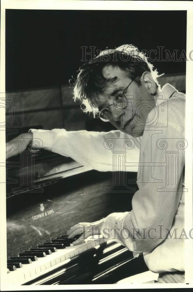 1986 Press Photo Austin Pendleton plays piano in off-Broadway \