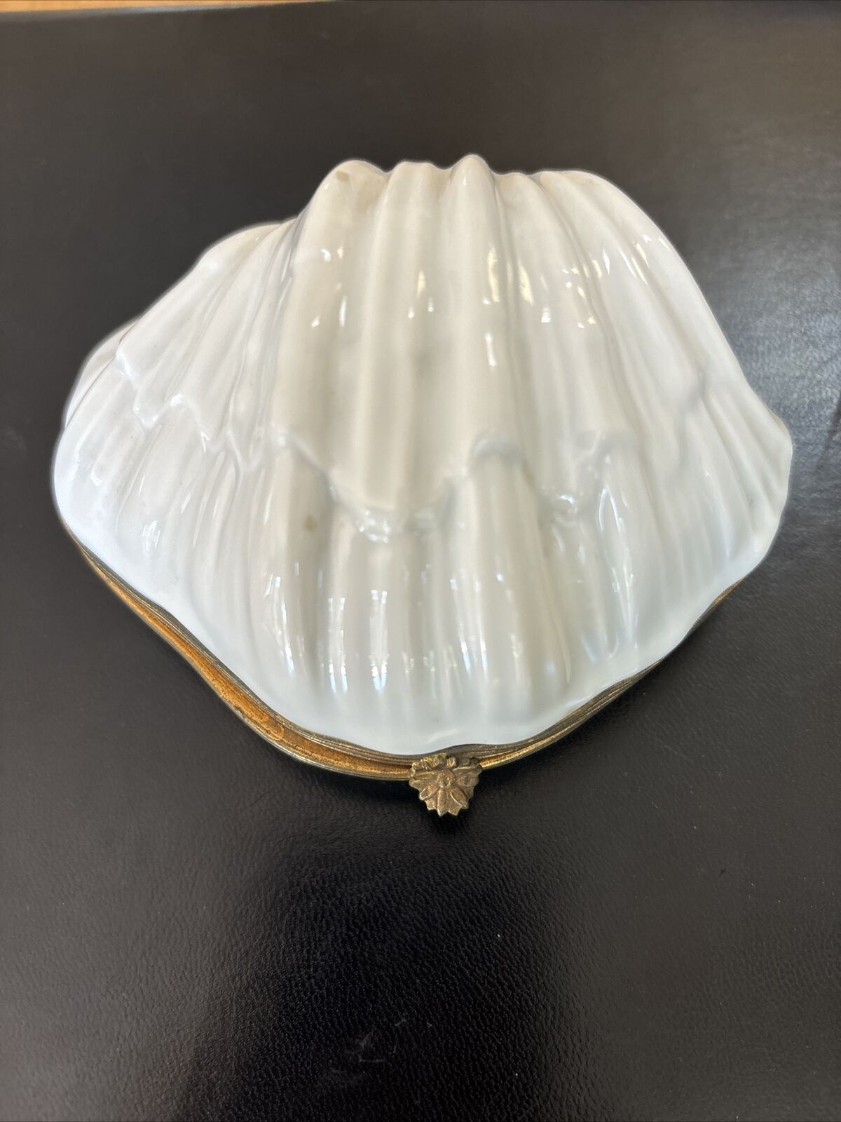 Vintage 4” Pearlized Limoges White Coastal Clam Shell Lidded Trinket Dish