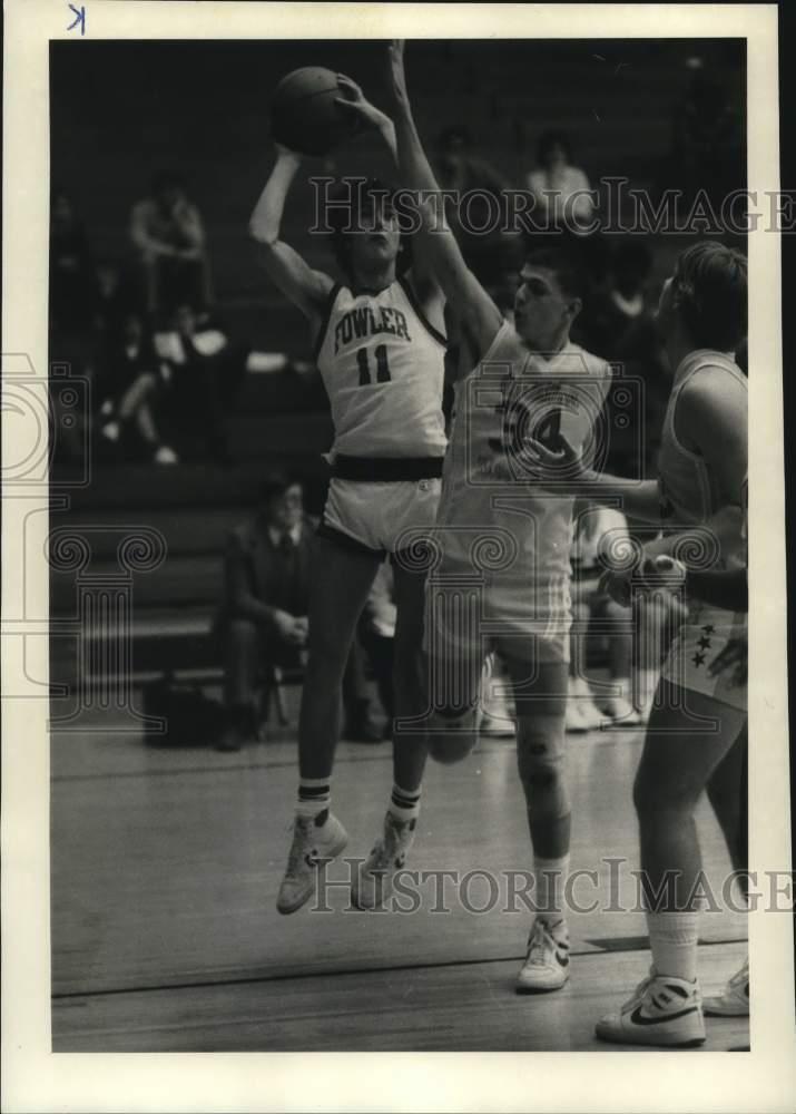 1985 Press Photo Fowler HS basketball player #11 Michael Ackerman shoots ball