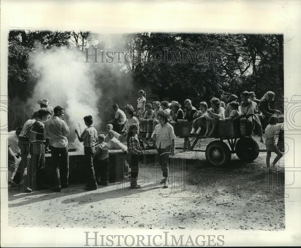 1961 Press Photo the Crescent Riding Academy Inc. hayride at city park.