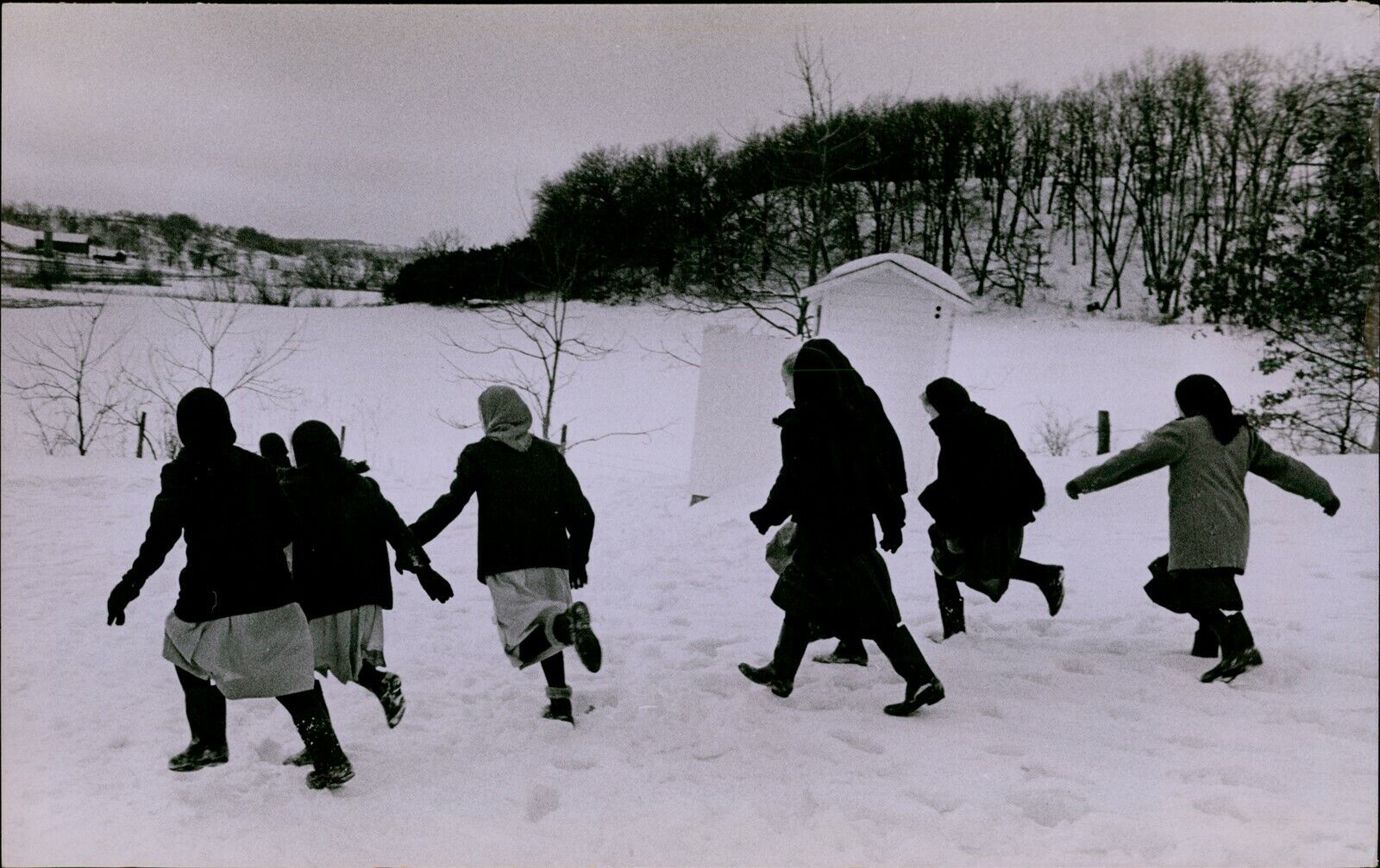 LG755 1971 Original Photo AMISH SCHOOLGIRLS Running Playing in Snow Winter Fun