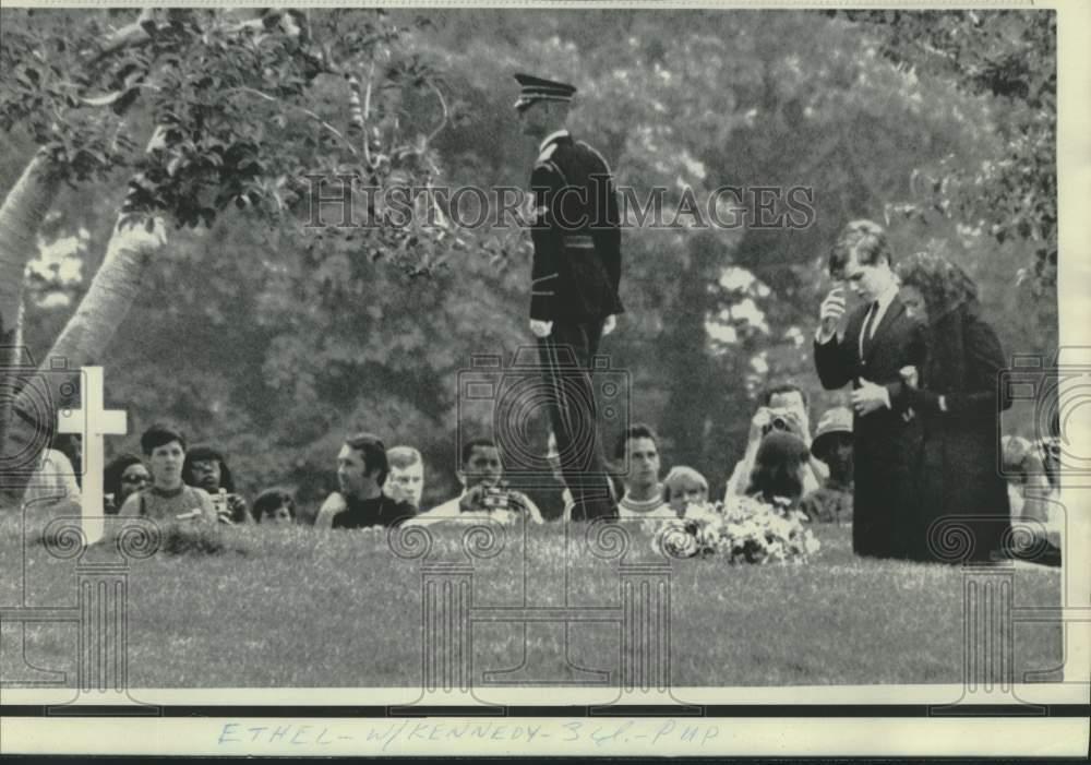 1968 Press Photo Washington-Ethel Kennedy & son Joseph at Robert Kennedy\'s grave