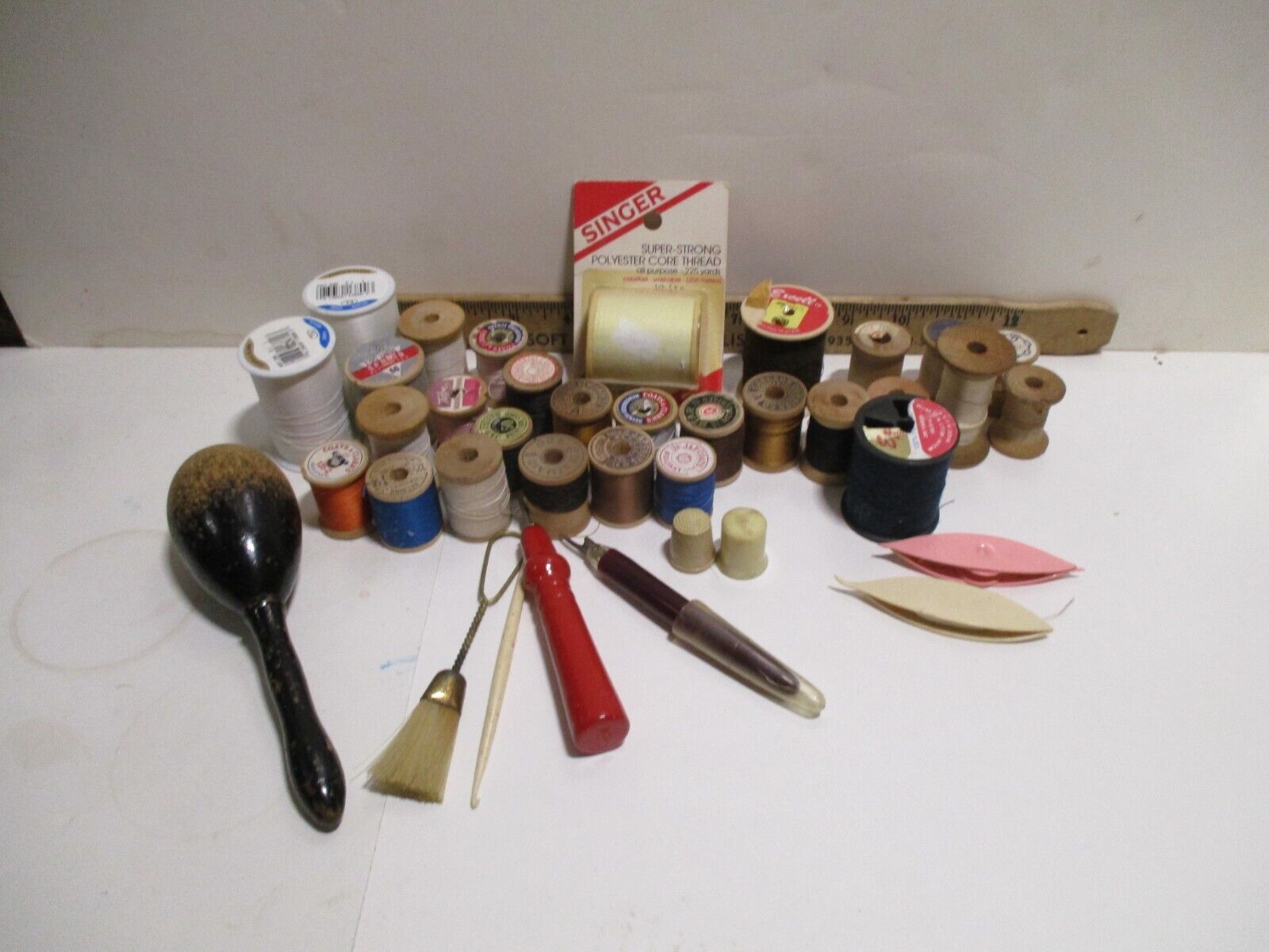 A LARGE ASSORTMENT OF VINTAGE SEWING ITEMS.