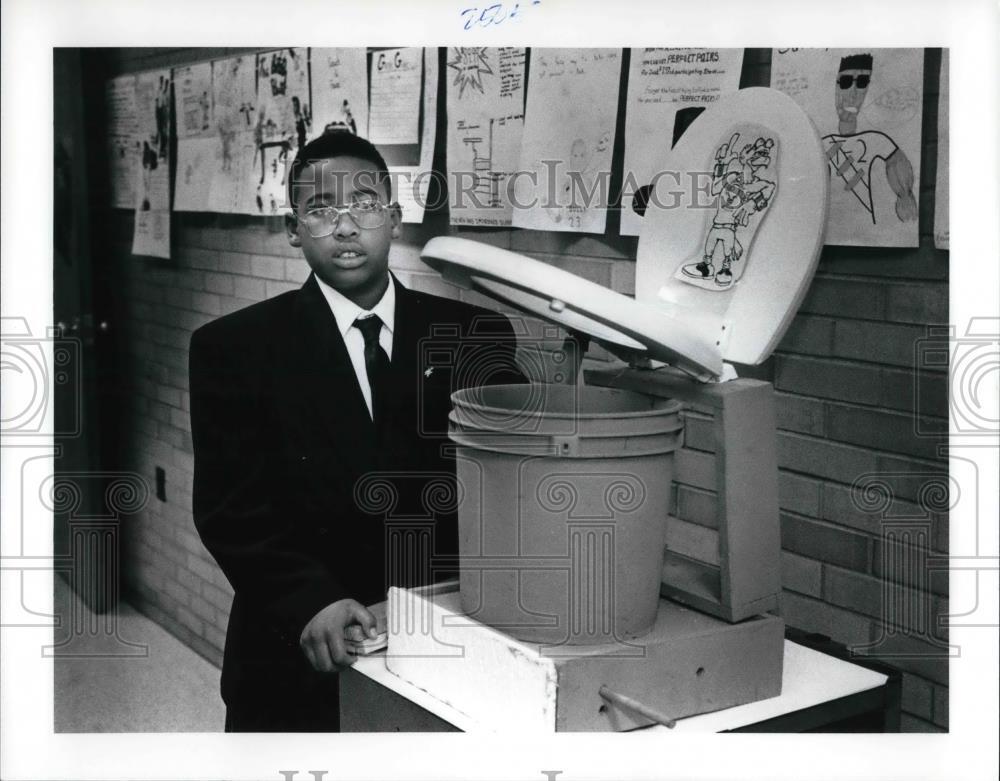 1992 Press Photo Erroll Lane with his Flip Top Toilet Seat. - cva23702
