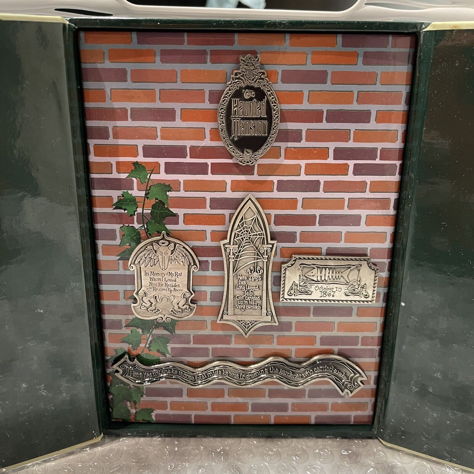 Disneyland Haunted Mansion Pet Cemetery 5 Pin Boxed Set