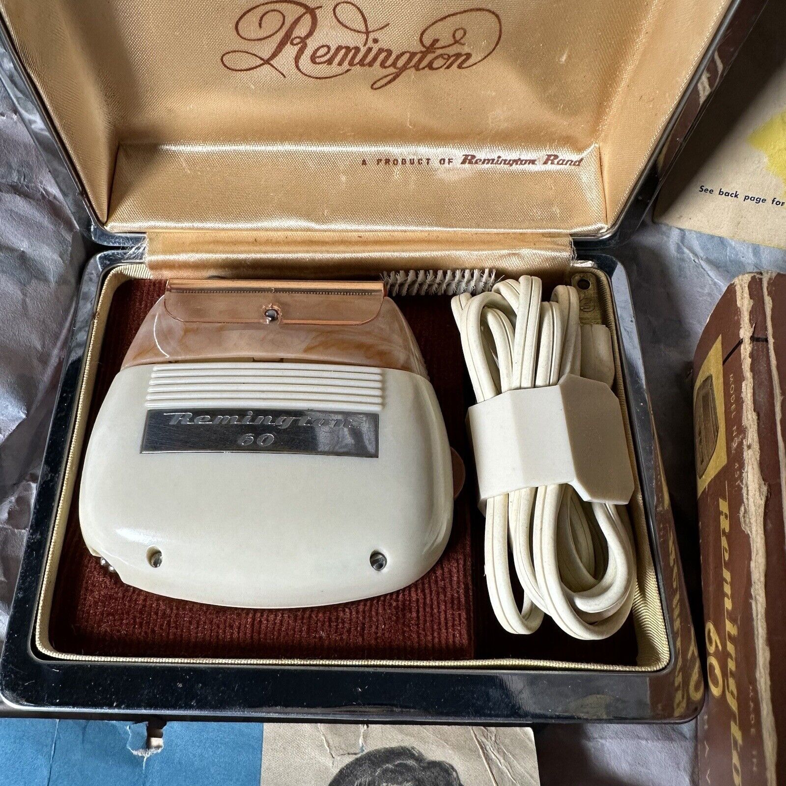 VINTAGE 1940’s REMINGTON 60 ELECTRIC SHAVER IN THE BOX Movie Prop/Collectable