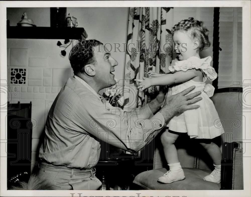 1946 Press Photo Actor William Bendix and daughter Stephanie in Los Angeles