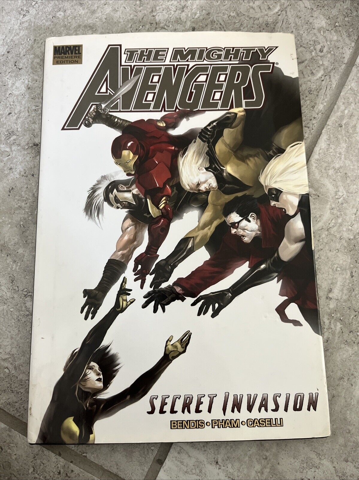 Mighty Avengers Vol. 4: Secret Invasion, Book 2 by Bendis, Marvel 2009, Hardcove