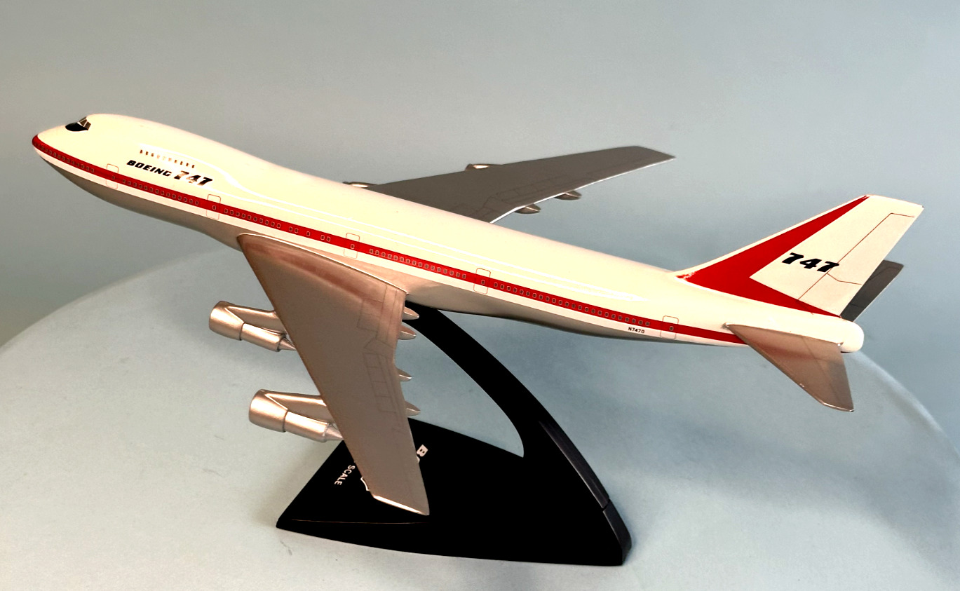Boeing 747 in Roll Out Colors - Plastic Model - Mint