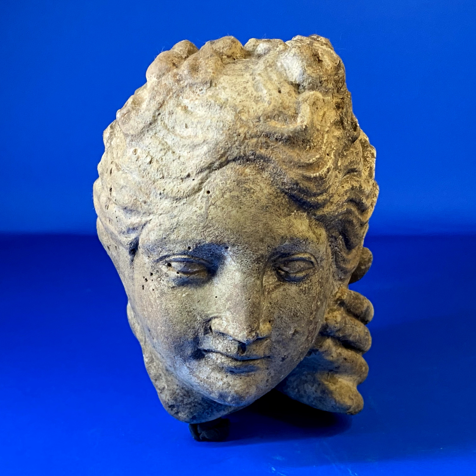 CIRCA A ROMAN OR GREEK MARBLE STONE HEAD OF A LADY