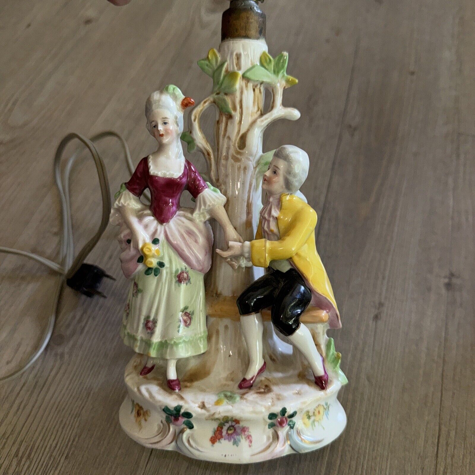 Vintage Porcelain Victorian Courting Couple Figurine Accent Table Lamp boudoir