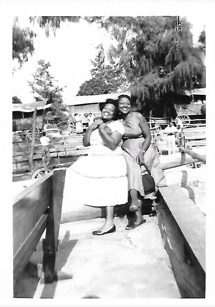 Vintage FOUND PHOTOGRAPH Black And White Snapshot ORIGINAL 211 65 D