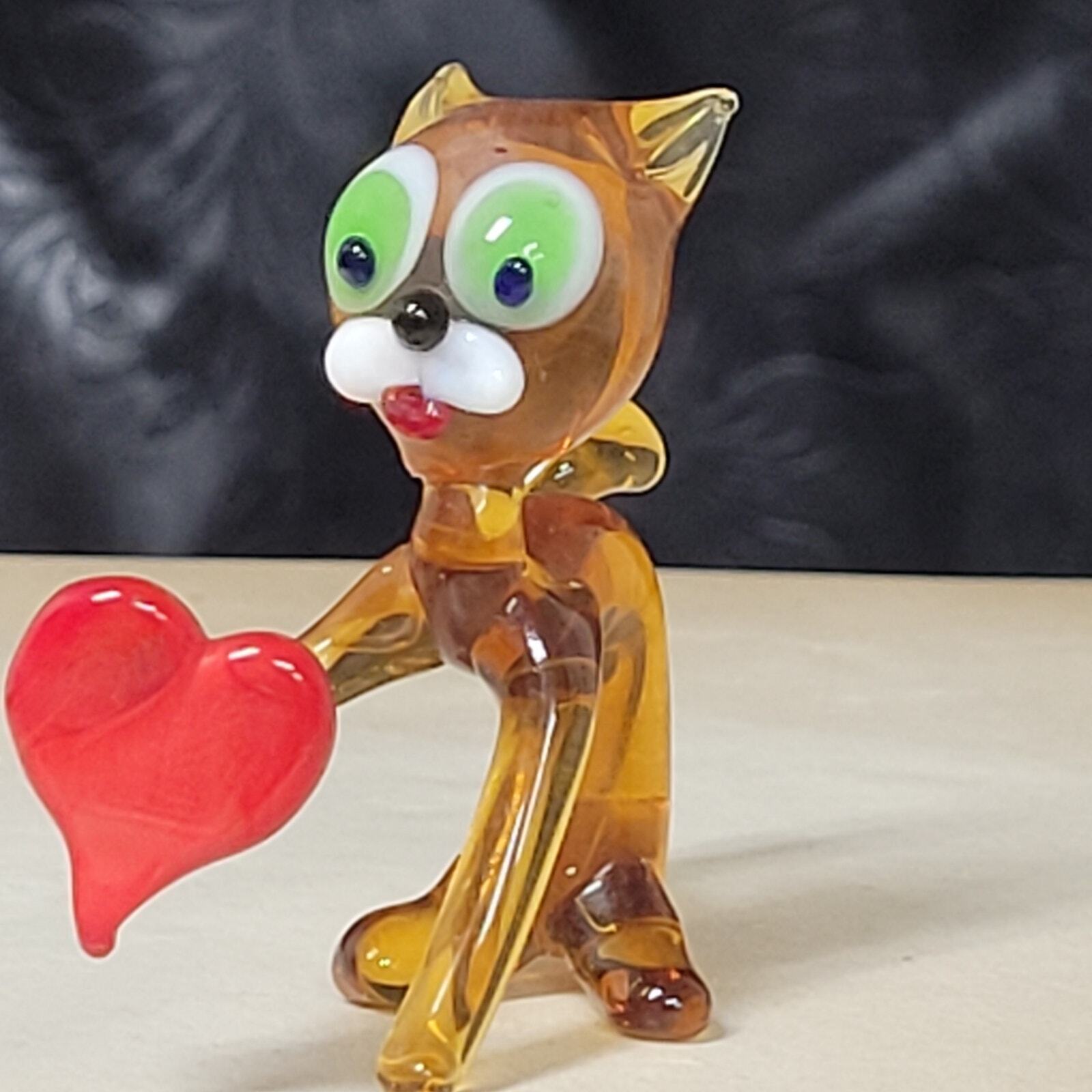 Art Glass Cat with Heart  Miniature Hand Made Animal Collectable