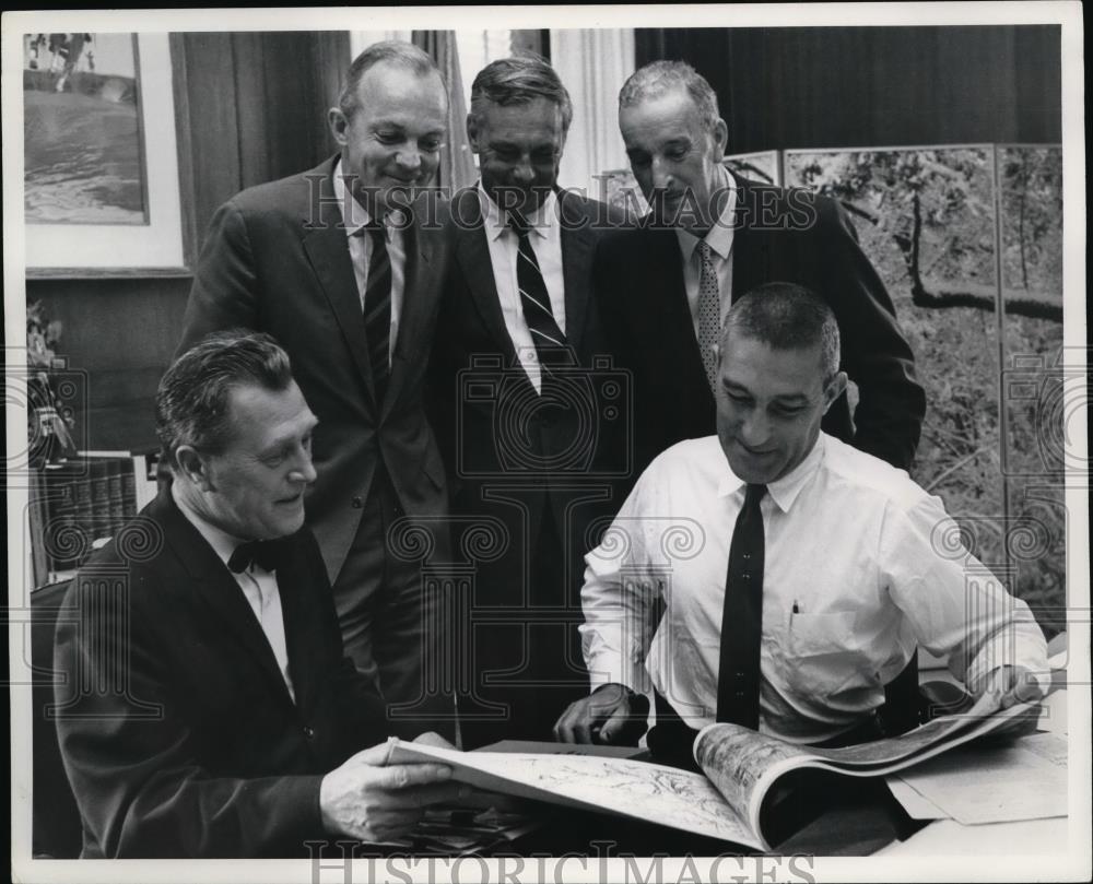 1968 Press Photo Rep. Charles Janik, John Seiberling Jr. and Stewart L. Udall