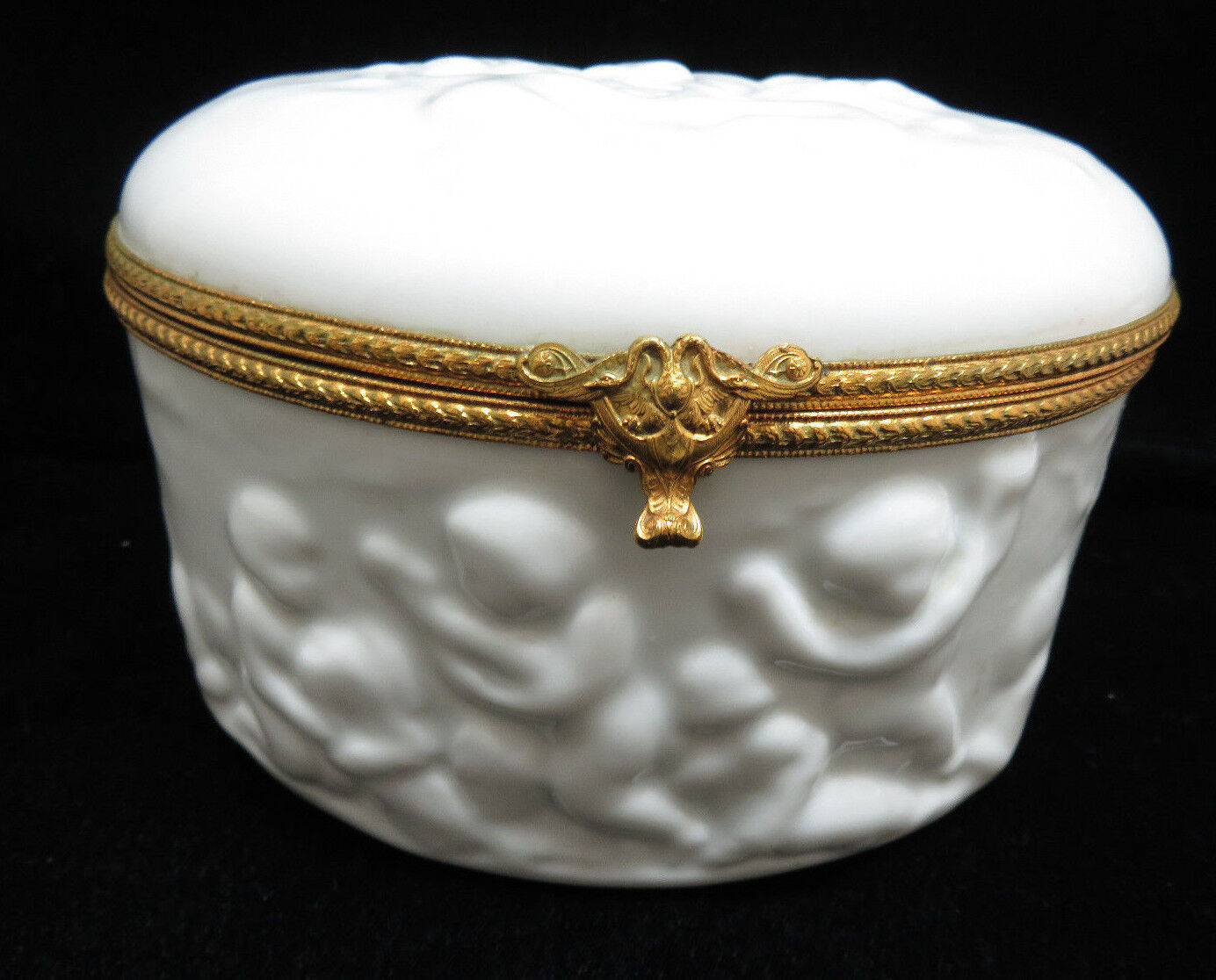 French White Porcelain Hinge Lid Trinket Box