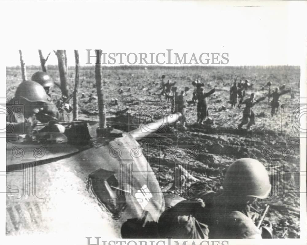1942 Press Photo German troops surrender to Red Army tank crew in Russia, WWII
