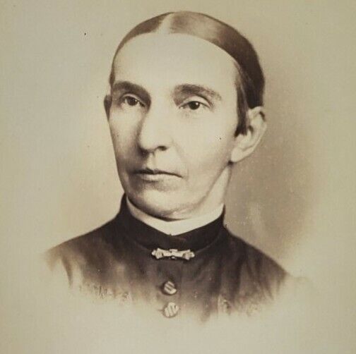 1880-90s BLOOMINGTON ILLINOIS Cabinet Card Women Brooch GARRETT
