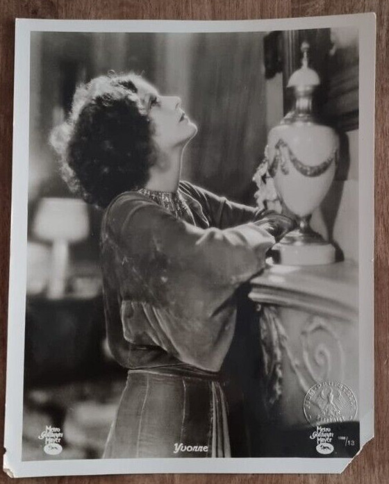 Hollywood Beauty GRETA GARBO STYLISH POSE STUNNING PORTRAIT 1931 Photo OVERSIZE