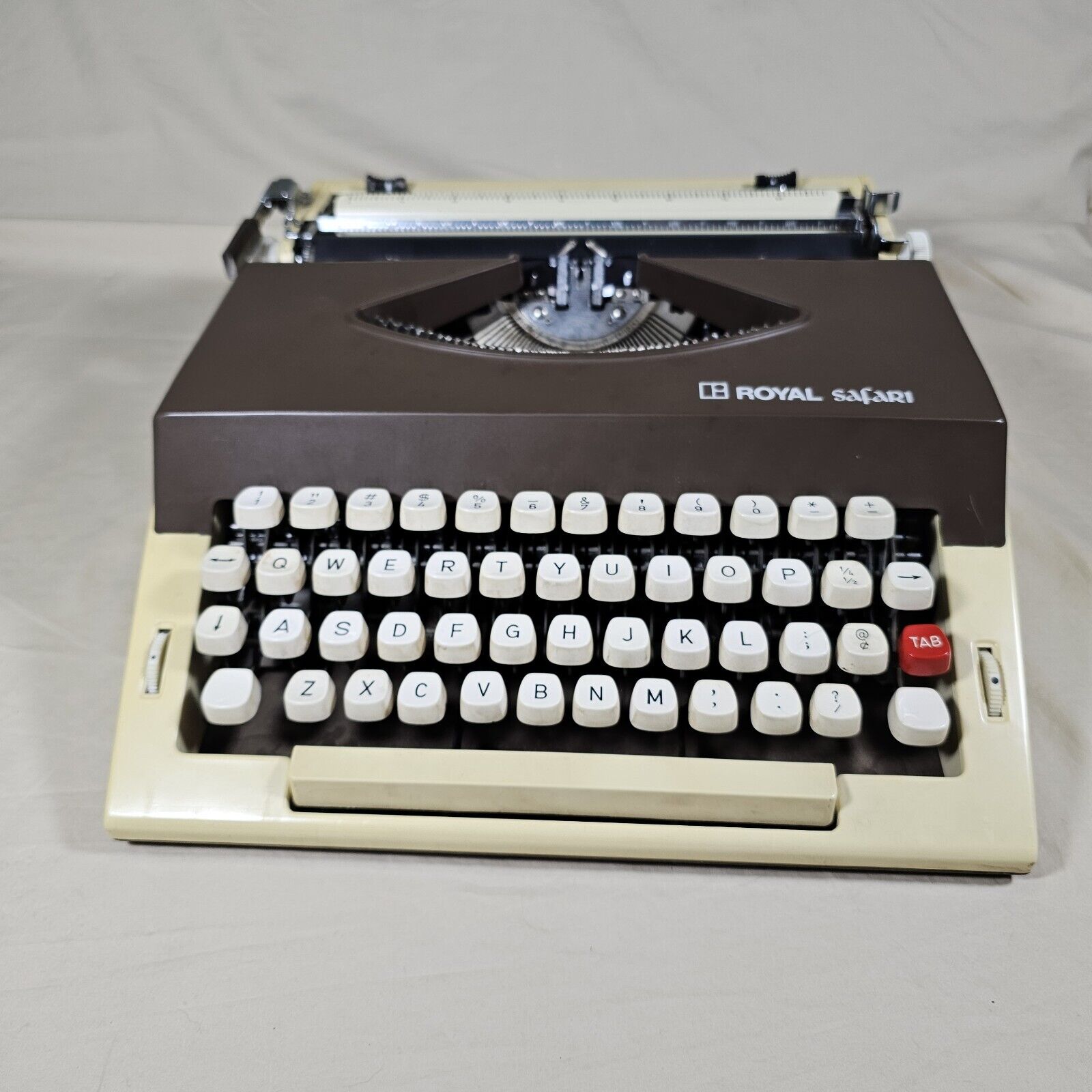 1960s Royal Safari Portable Typewriter in Working Condition With Case