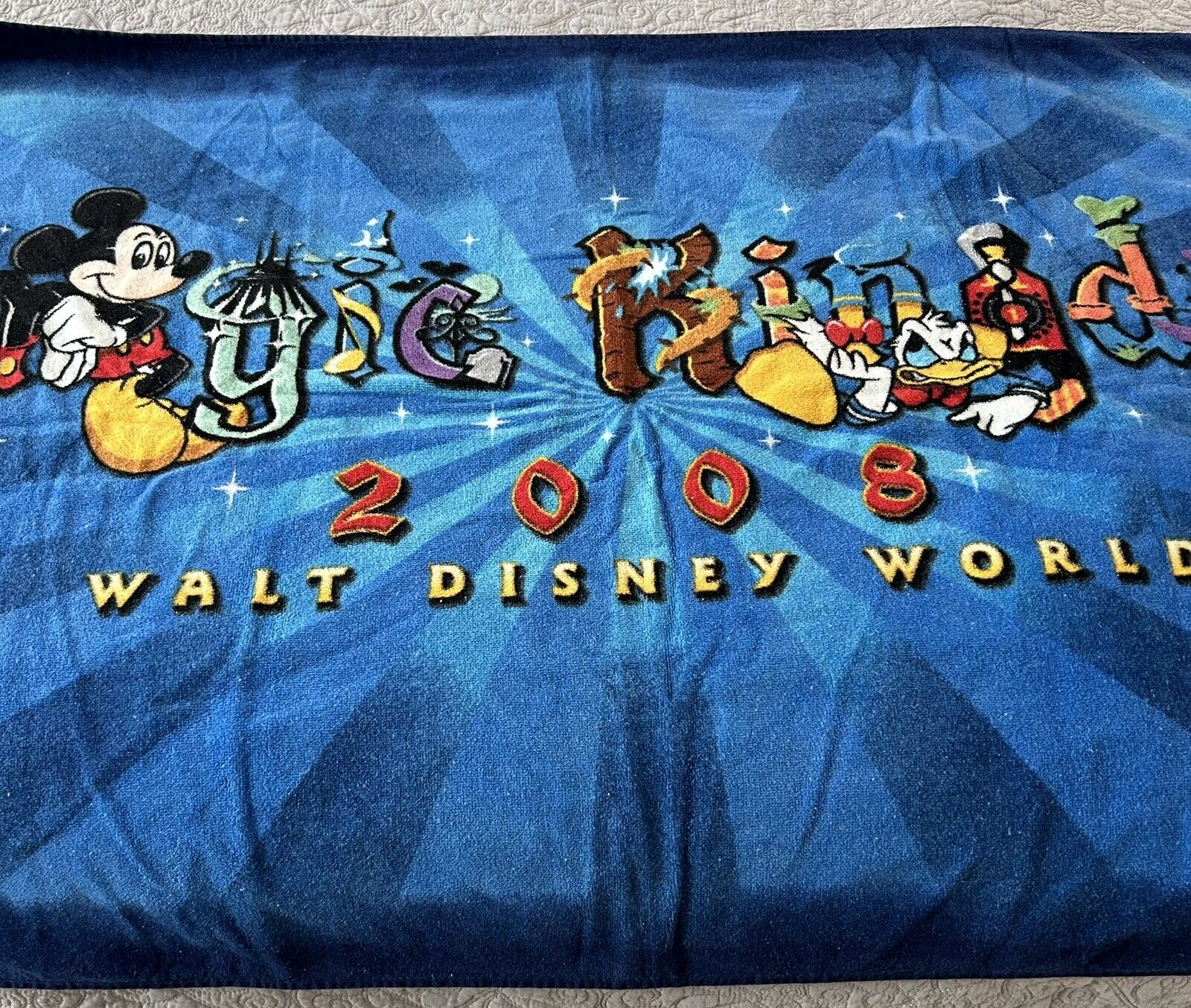 RARE Vintage 2008 Walt Disney Magic Kingdom Mickey Mouse & Friends Beach Towel