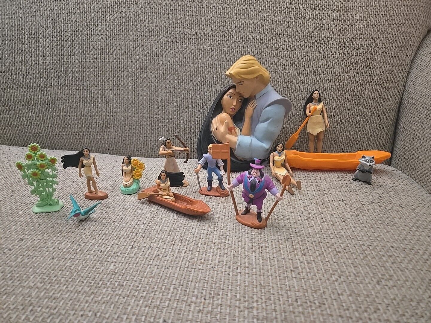 VTG Pocahontas Lot Of Figurines Set And Bank