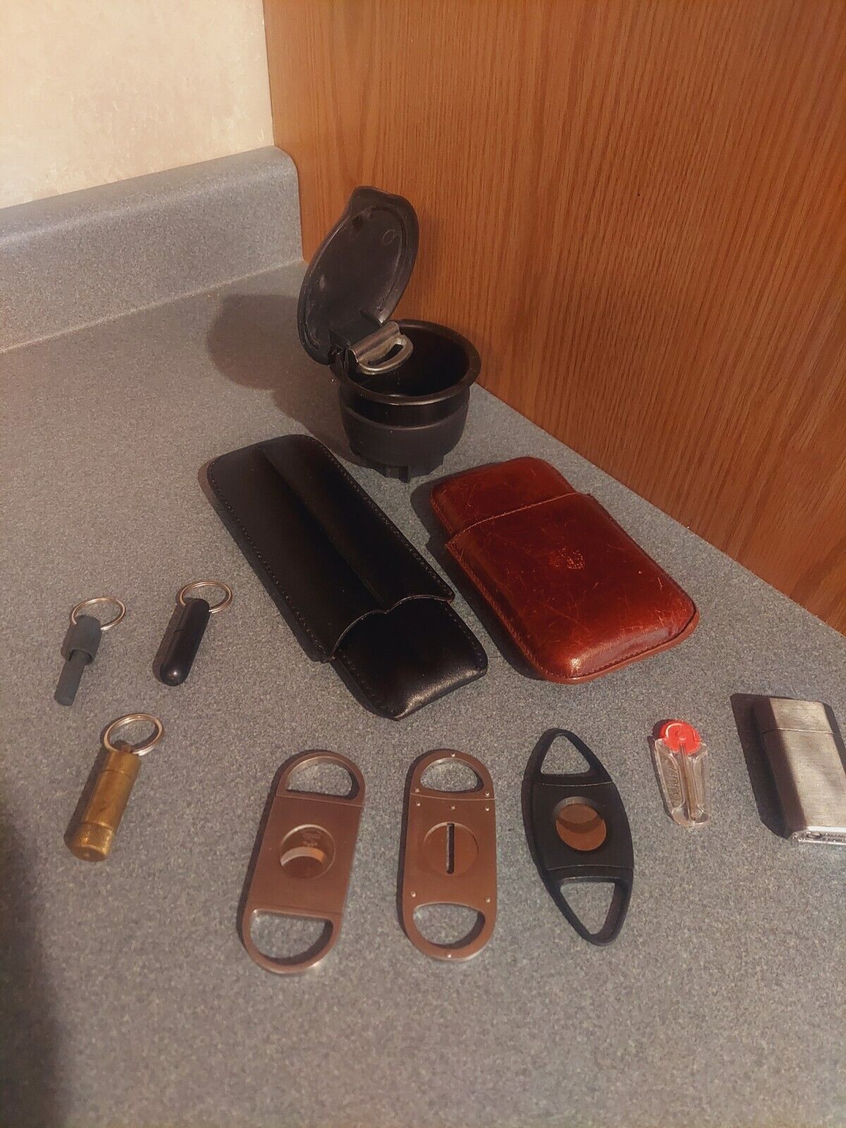 big lot of leather cigar cases, cutters, punches, harley davidson, cuban crafter