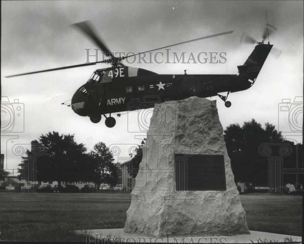1968 Press Photo Helicopter Flies Over Wildcat Division Memorial-Fort Rucker, AL