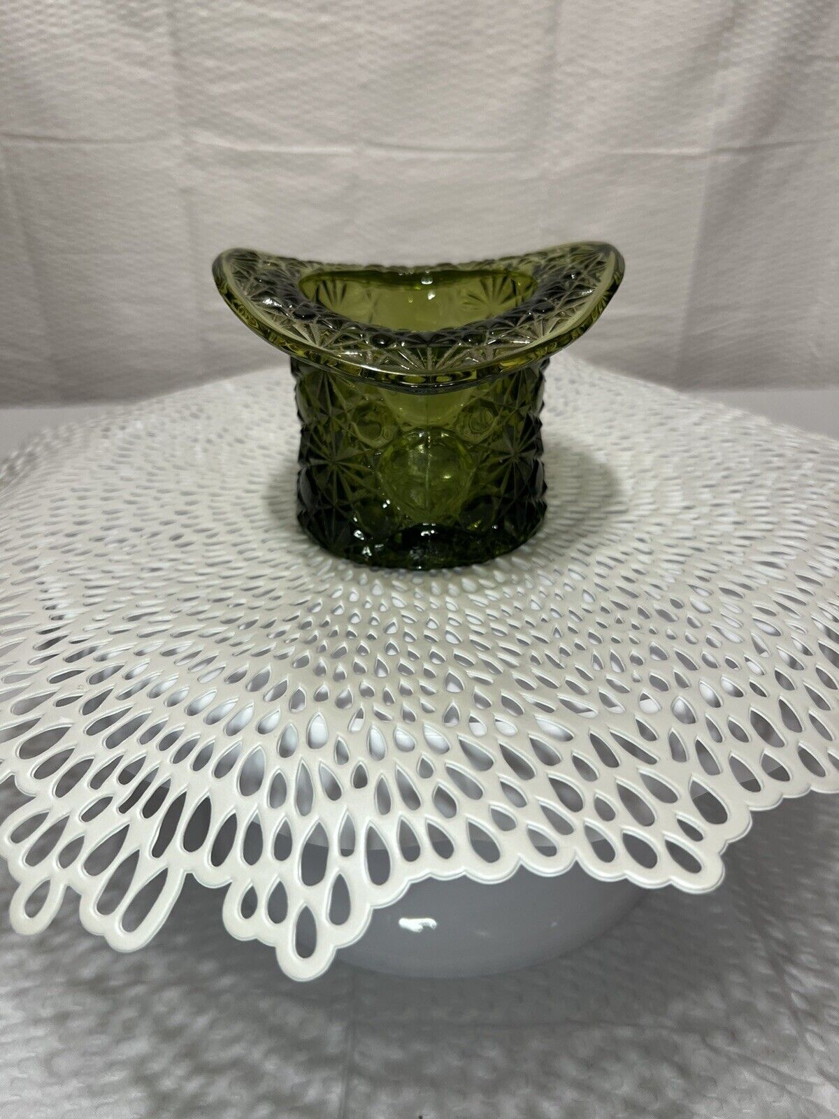 Vintage Indiana Glass daisy and button avocado green large glass top hat 3 1/4\