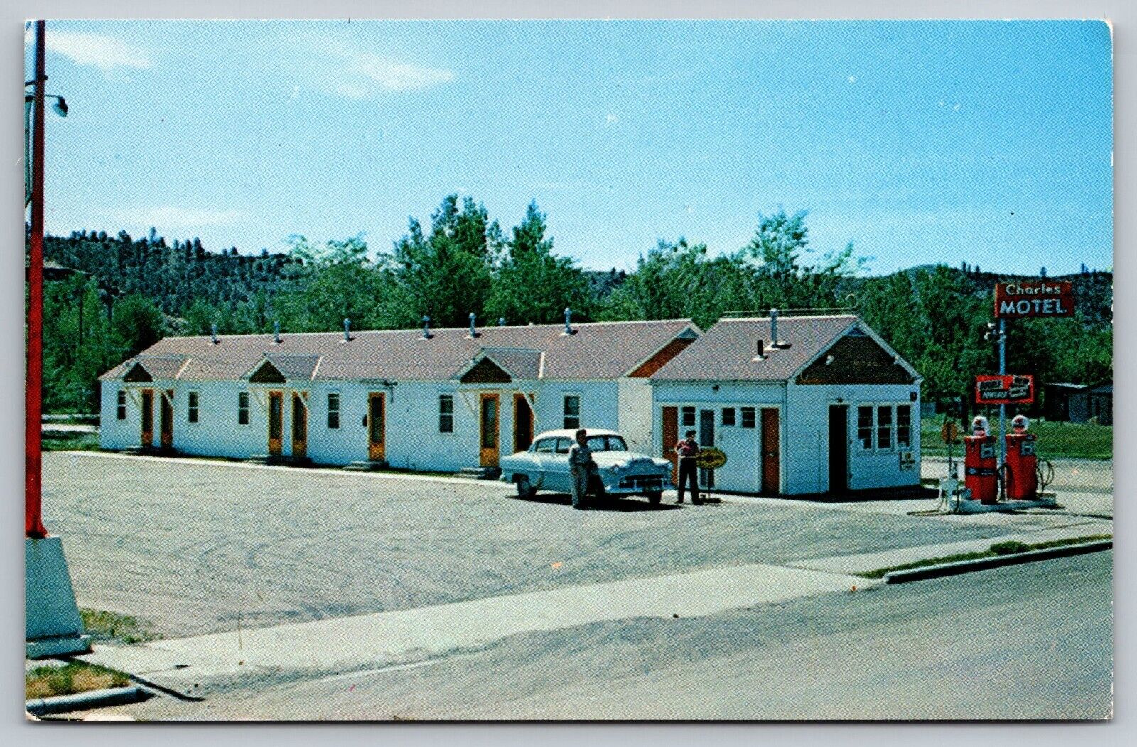 Postcard AdvertisingThe Charles Motel Forsyth Montana Gas Pumps 1940\'s Car A26