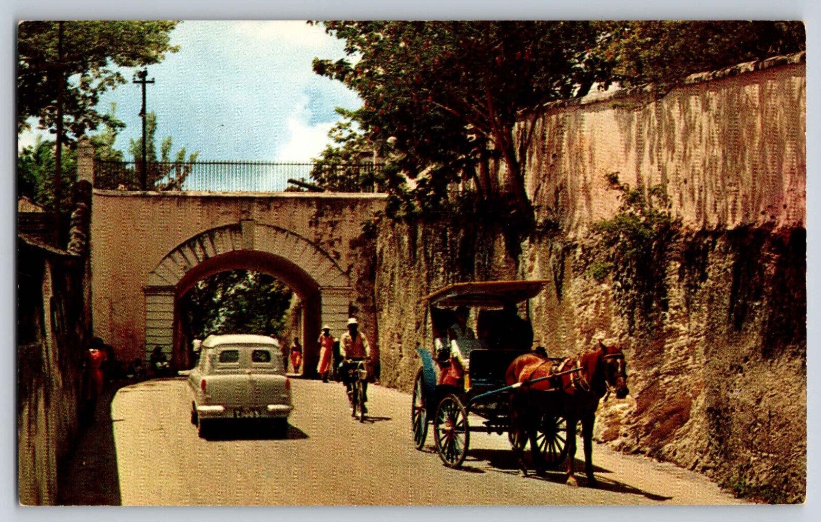 Postcard Gregory Arch entrance to Old Nassau notable landmark, Bahama\'s    D-7