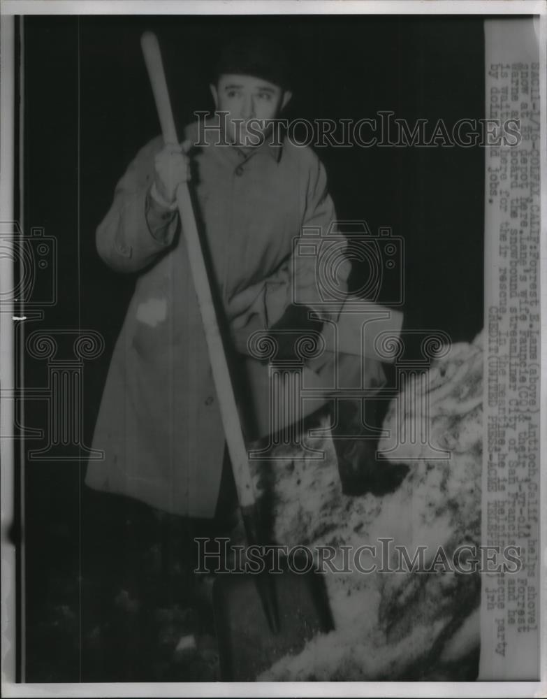 1952 Press Photo Forrest E. Lane helps shovel snow at HR Depot